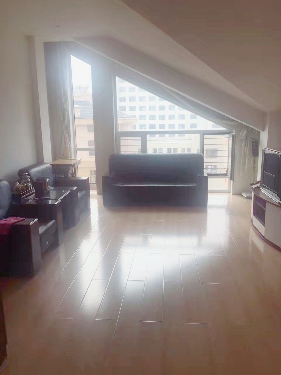 越都华府小区，步梯顶楼出租6楼，含物业取暖费年租1万元。近政府，实验小学，满族中学。