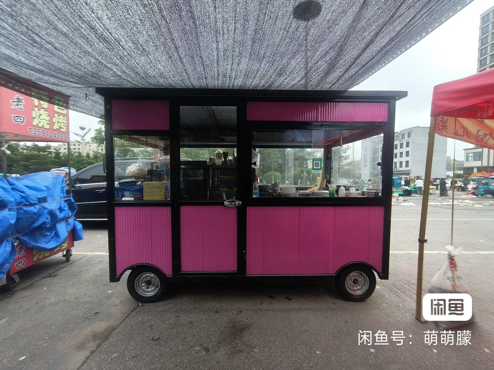 1米8乘3m。小餐车，两个油炸锅，一个炒锅，带一个1米5的冷藏展示柜儿，新车没怎么用，车里所见即所得，车里所有的东西都是新的，都是用心置办的