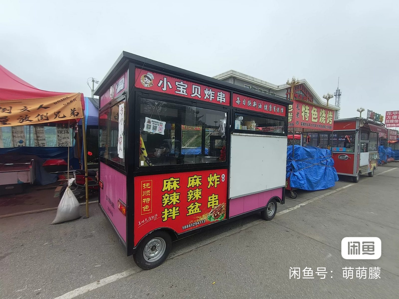 1米8乘3m。小餐车，两个油炸锅，一个炒锅，带一个1米5的冷藏展示柜儿，新车没怎么用，车里所见即所得，车里所有的东西都是新的，都是用心置办的
