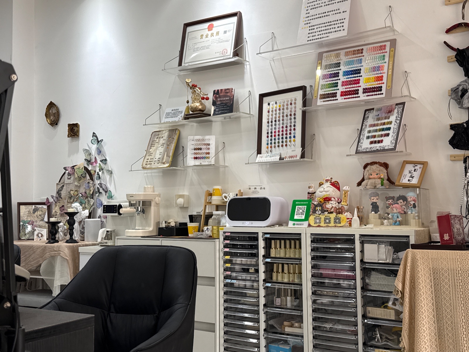 美甲饰品店急兑、地址位于一面街 设备齐全 停车方便 老板因另有发展忍痛转让 价格面议 