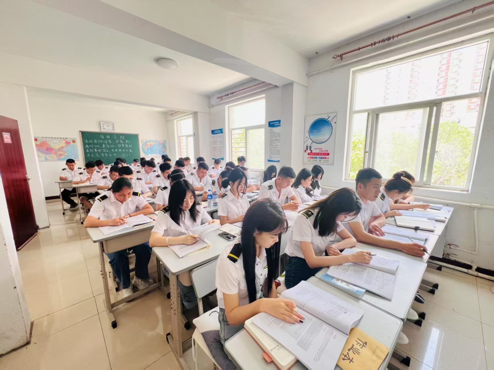 招聘国内航空票务办公室白领人员,工作内容,售票,订票,退票,国企正式值签六险一金