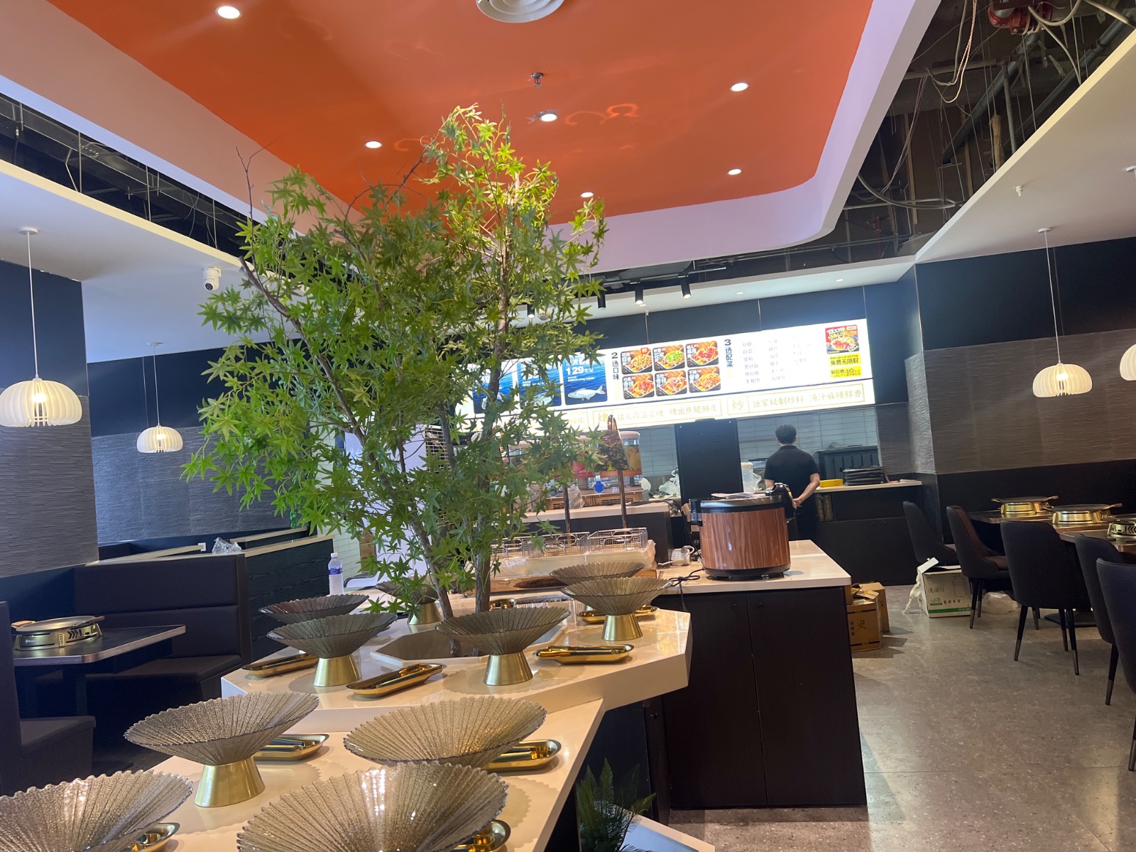 烤鱼店招聘，烤鱼师傅，炒料师傅，凉菜师傅，服务员，保底工资3500–4200提成另算