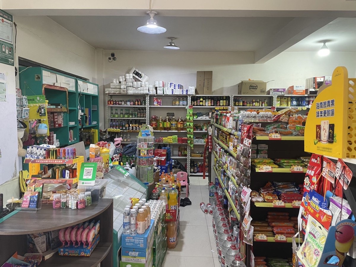 岫岩世通毓园三期东门｜一层+地下室 有烟证 出租 （适合：超市/便利店、棋牌室、生鲜果蔬、烟酒副食
