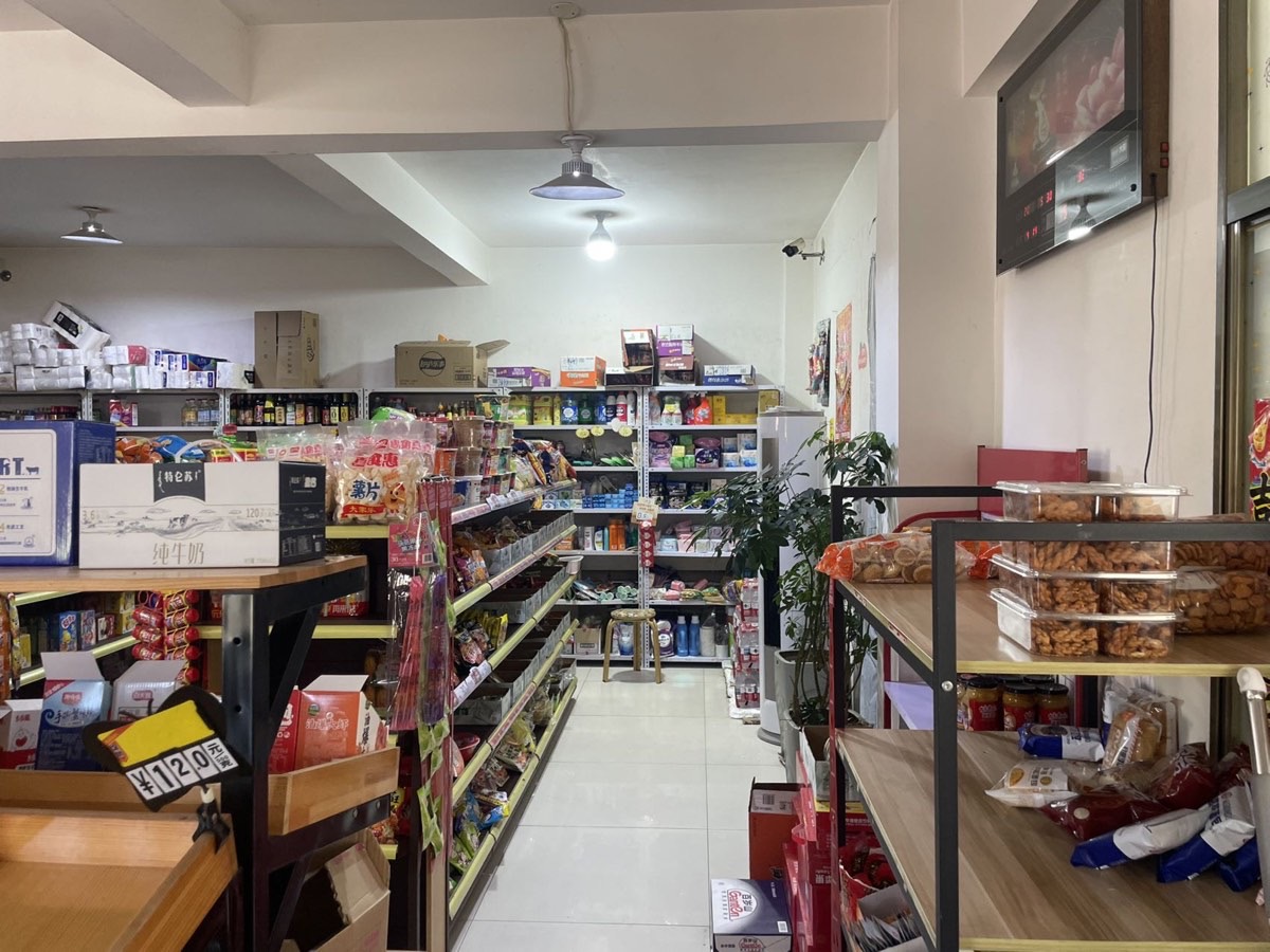岫岩世通毓园三期东门｜一层+地下室 有烟证 出租 （适合：超市/便利店、棋牌室、生鲜果蔬、烟酒副食