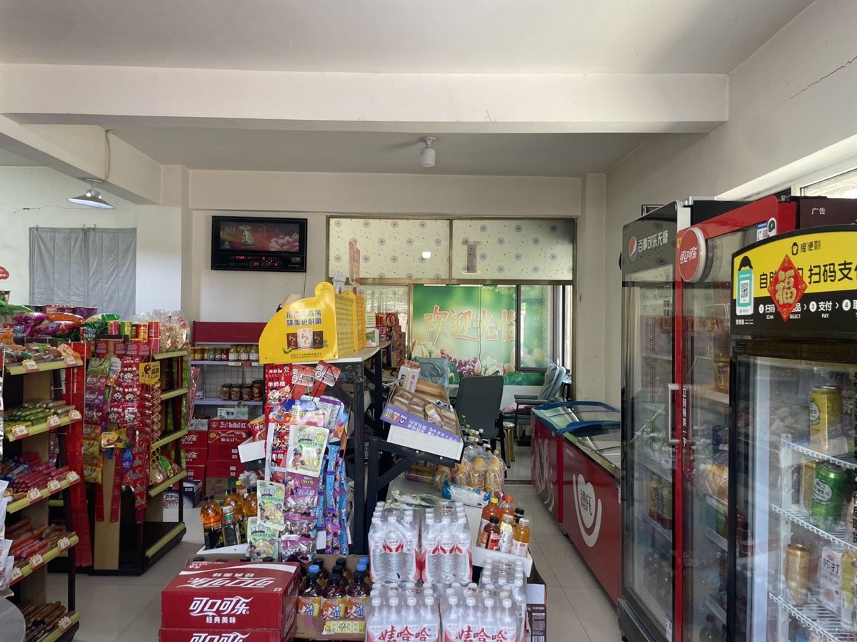 岫岩世通毓园三期东门｜一层+地下室 有烟证 出租 （适合：超市/便利店、棋牌室、生鲜果蔬、烟酒副食