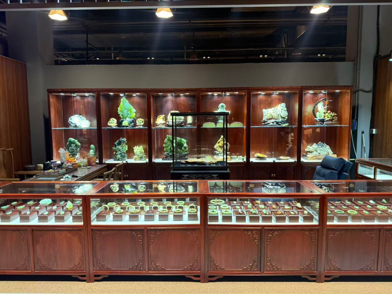 岫岩千璞会玉石文化会馆招人啦! 岗位:门店看店店员 要求:能日常看店,会直播带货