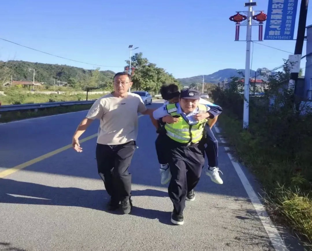 药山镇警校联动 紧急救助晕倒学生