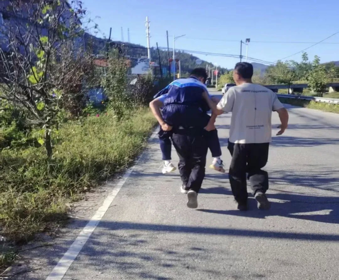 药山镇警校联动 紧急救助晕倒学生