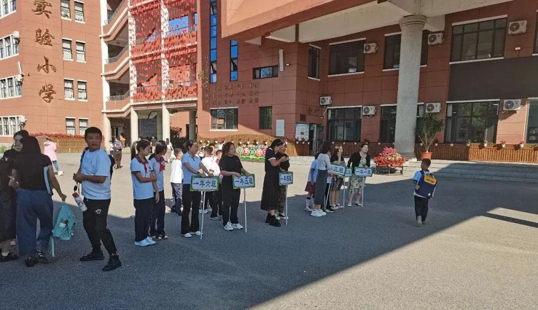 岫岩中小学迎来开学日