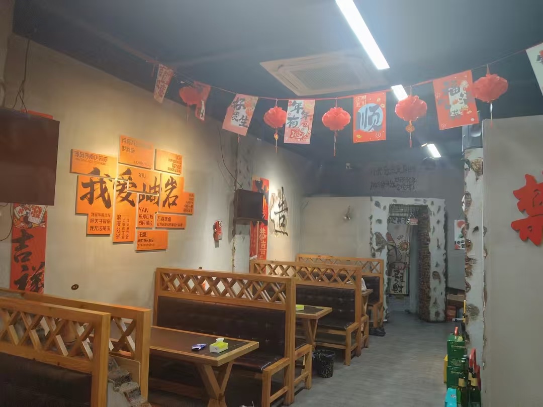 烧烤店外兑 铁路广场南,地理位置优越,人流量大,100平左右,设备齐全,接手即可