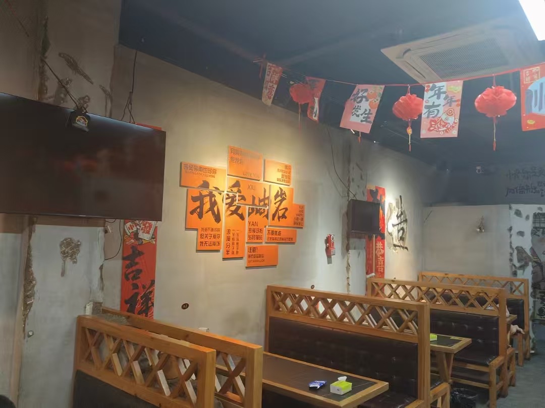 烧烤店外兑 铁路广场南,地理位置优越,人流量大,100平左右,设备齐全,接手即可