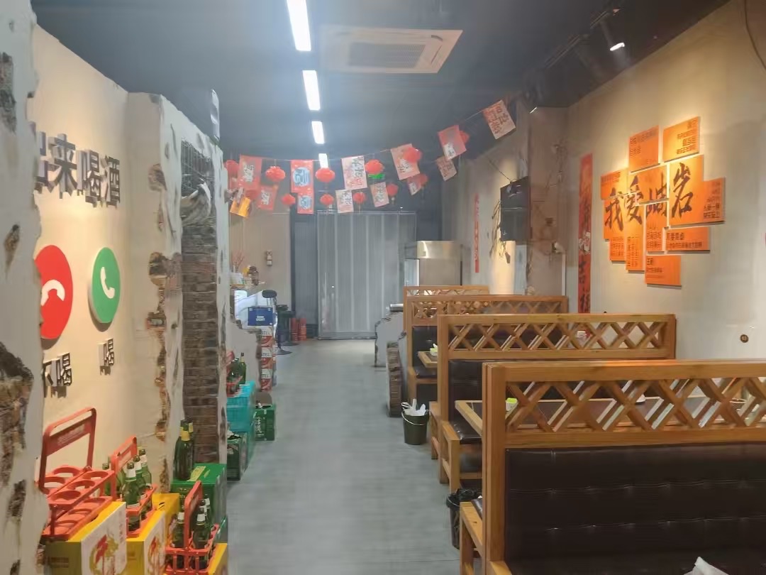 烧烤店外兑 铁路广场南,地理位置优越,人流量大,100平左右,设备齐全,接手即可