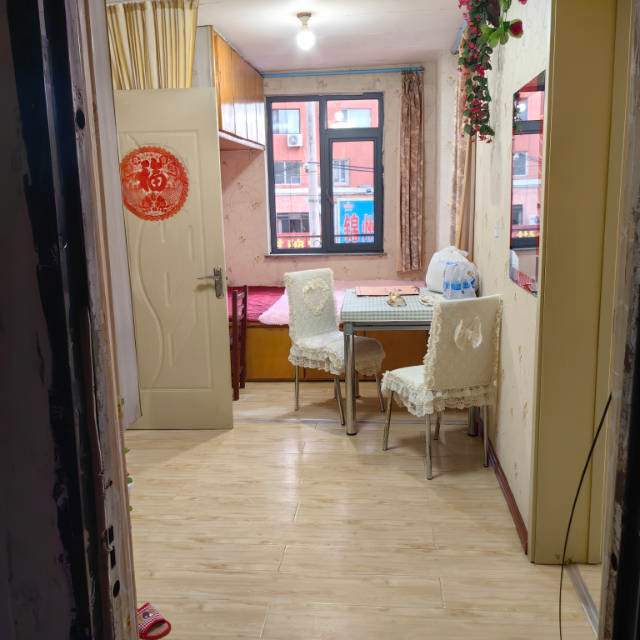 【岫岩荷花市场后教育楼黄金房源】可租可售  核心优势：黄金楼层、黄金位置，两面采光，房型方正通透。面积约53平米，得房率极高，居住舒适度拉满。全屋新装塑钢门窗，隔音效果好，安静无噪音。  屋内配置：电视、洗衣机、冰箱、热水器等家具家电齐全，拎包即可入住。   租售详情：  出租：年租金9500元，且包含取暖费，性价比超高！  出售：总价仅16万，低价急售！  无论是自住还是投资都是绝佳选择。有意者请速联系！