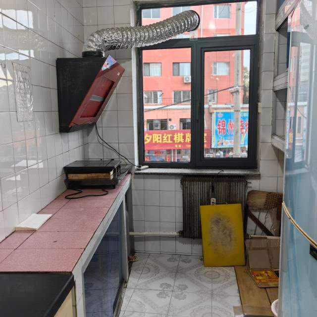 【岫岩荷花市场后教育楼黄金房源】可租可售  核心优势：黄金楼层、黄金位置，两面采光，房型方正通透。面积约53平米，得房率极高，居住舒适度拉满。全屋新装塑钢门窗，隔音效果好，安静无噪音。  屋内配置：电视、洗衣机、冰箱、热水器等家具家电齐全，拎包即可入住。   租售详情：  出租：年租金9500元，且包含取暖费，性价比超高！  出售：总价仅16万，低价急售！  无论是自住还是投资都是绝佳选择。有意者请速联系！